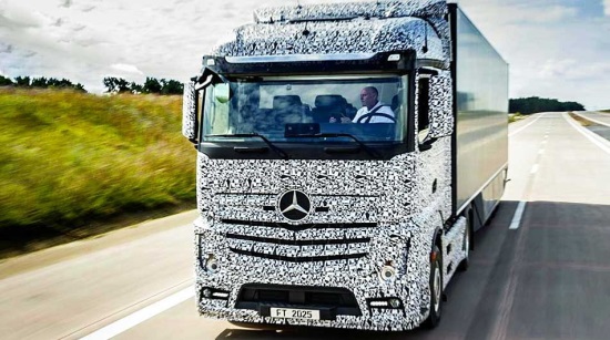 Mercedes Benz driverless truck 01