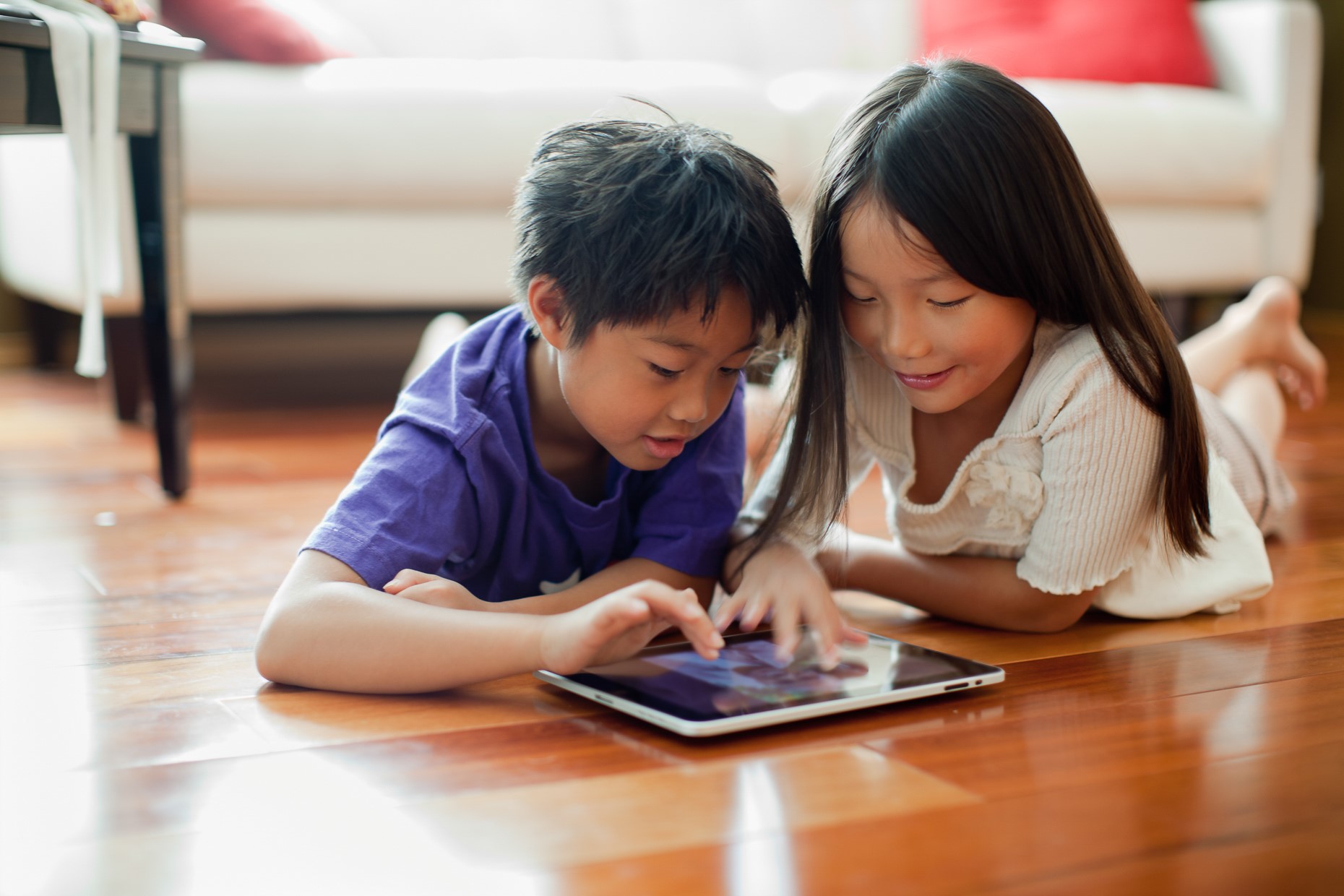 Children_using_tablets