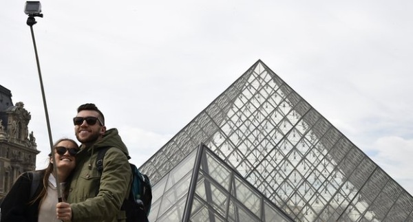 Louvre selfie-stick