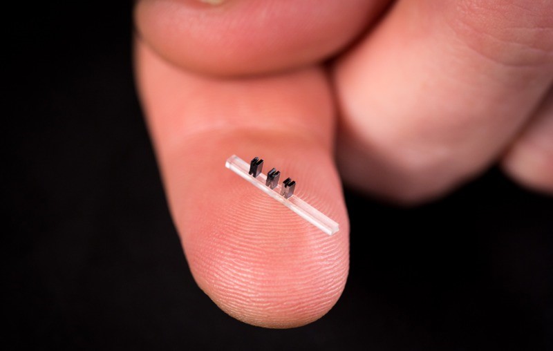 on-chip particle accelerator
