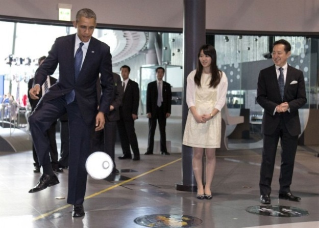 ASIMO and Obama playing soccer