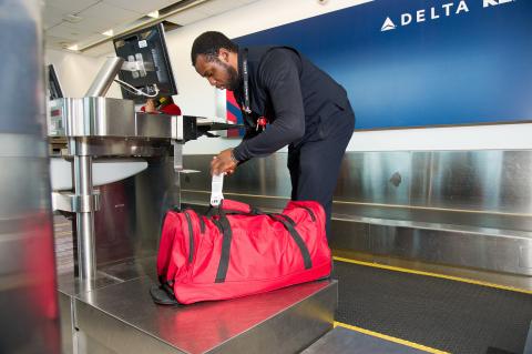 baggage handler applying tags