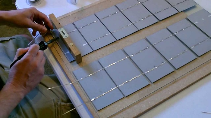 Soldering solar cells